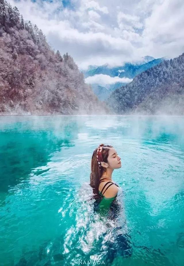 這裡一下雪就美成了現實版的天空之城，還能泡著溫泉看雪山