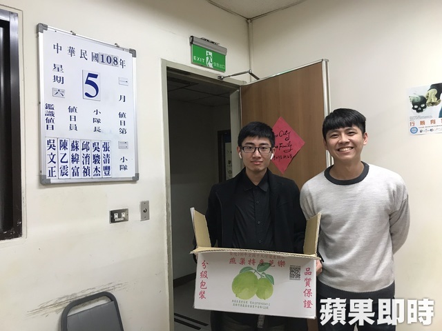 24歲年輕帥警為救父「捐出54％的肝」　痛到下不了床「1個月後重返崗位」燦笑：再痛都值得！