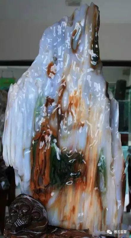 緬甸最近挖出一根長型物體，估計價值連城