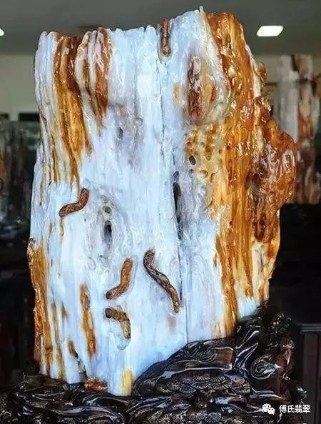 緬甸最近挖出一根長型物體，估計價值連城