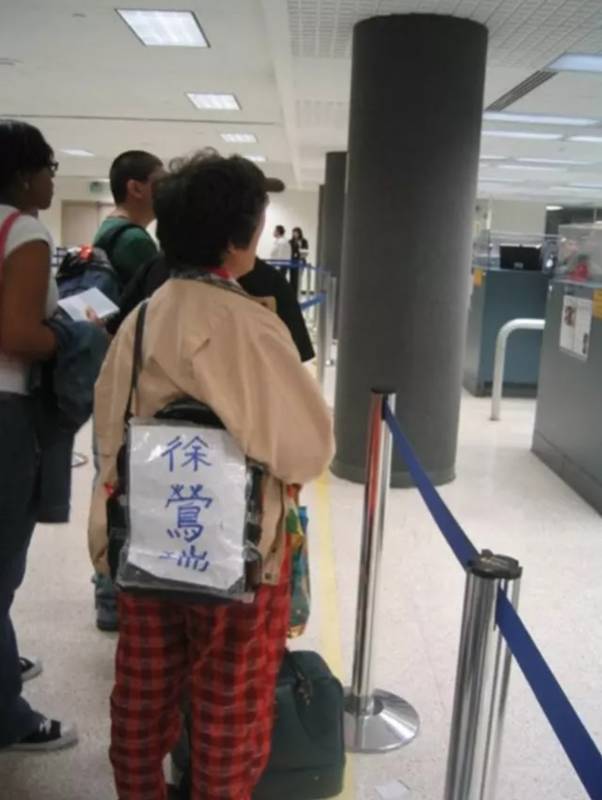 母愛闖天涯！台灣阿嬤「為幫女兒坐月子」轉4班機到委內瑞拉 「三語小抄緊握在手」不敢丟網友淚崩