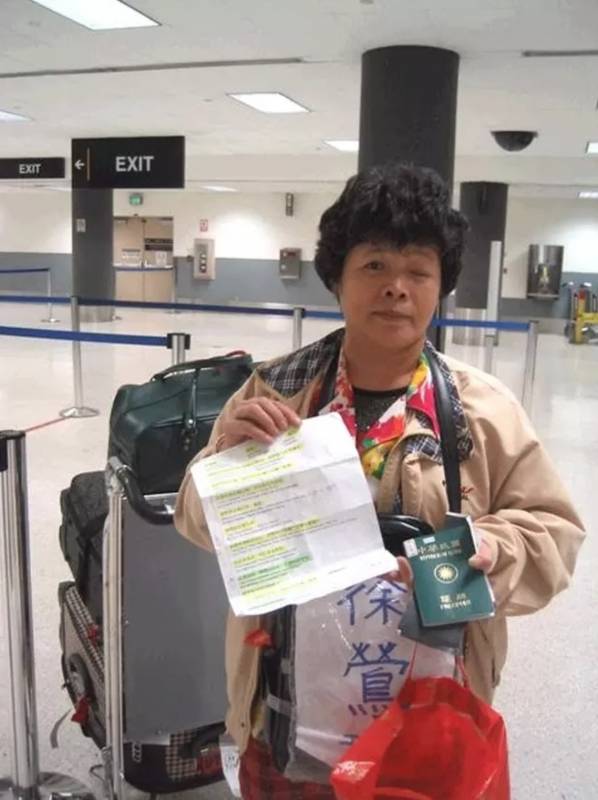 母愛闖天涯！台灣阿嬤「為幫女兒坐月子」轉4班機到委內瑞拉 「三語小抄緊握在手」不敢丟網友淚崩
