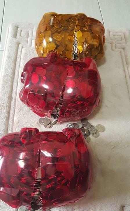 小夫妻將存了2年的小豬撲滿殺了！為了點清結果數到最後兩夫妻都愣住望著對方