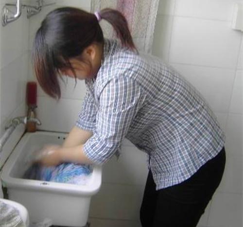 被催帶女友回家，無奈租小姐回去，看到她在廁所的場景，我決定追她！