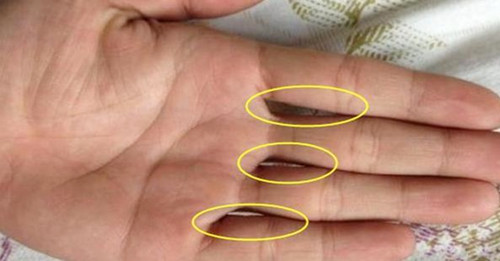 快低頭確認，手指併攏有幾個洞，看出你一生財運