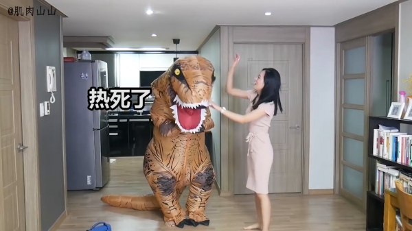 弟弟穿「霸王恐龍裝」要惡整姐姐，可是姐姐的反應居然出人意料!網友爆笑:電影看太多XD