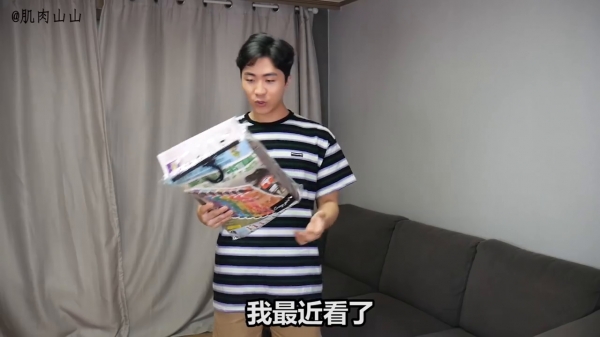 弟弟穿「霸王恐龍裝」要惡整姐姐，可是姐姐的反應居然出人意料!網友爆笑:電影看太多XD