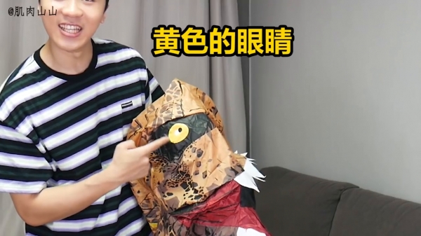 弟弟穿「霸王恐龍裝」要惡整姐姐，可是姐姐的反應居然出人意料!網友爆笑:電影看太多XD
