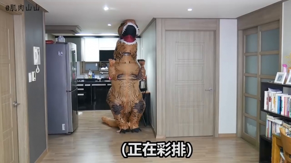 弟弟穿「霸王恐龍裝」要惡整姐姐，可是姐姐的反應居然出人意料!網友爆笑:電影看太多XD