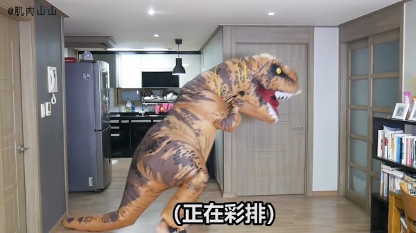 弟弟穿「霸王恐龍裝」要惡整姐姐，可是姐姐的反應居然出人意料!網友爆笑:電影看太多XD
