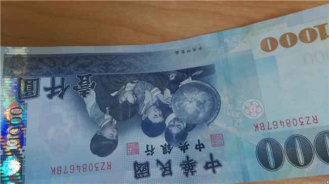 兒子吃早餐老爸給100元，輪到女兒的時候，老爸「這麼出手」！後來哥哥留給爸爸的東西讓網友們都笑翻了！