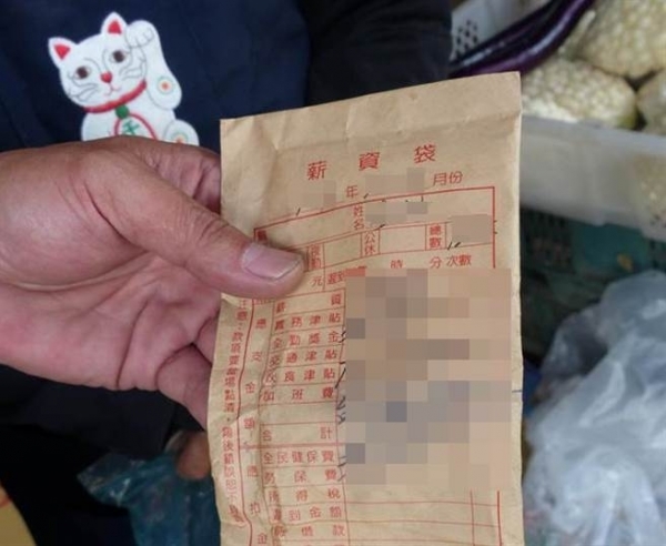 差一點慘賠！路便撿到超厚一包「6萬薪資袋」，送去警局後慶幸「好險沒打開」！