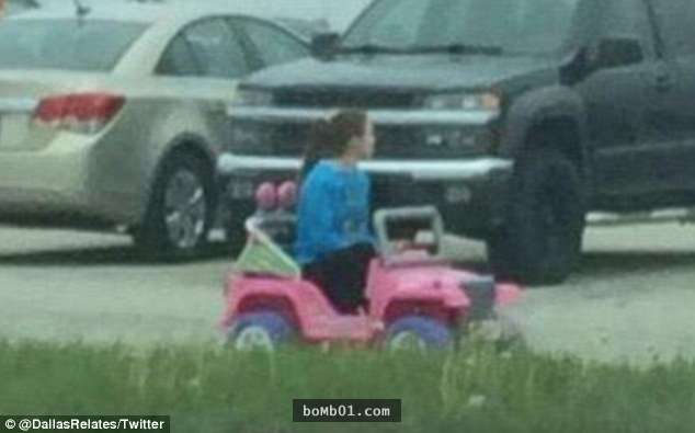 這名女大生被吊銷駕照以後連車都被沒收，她買的「新車」就連警察看到也要讓她三分！