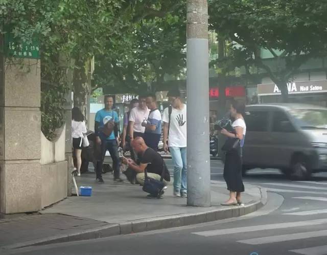 為了測試大家的人性黑暗面，把「一大桶硬幣」放在街上任人取用，經過「路人的行為」讓警察都不得不出現了…