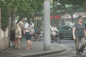 為了測試大家的人性黑暗面，把「一大桶硬幣」放在街上任人取用，經過「路人的行為」讓警察都不得不出現了…