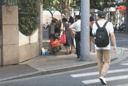 為了測試大家的人性黑暗面，把「一大桶硬幣」放在街上任人取用，經過「路人的行為」讓警察都不得不出現了…