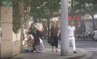 為了測試大家的人性黑暗面，把「一大桶硬幣」放在街上任人取用，經過「路人的行為」讓警察都不得不出現了…