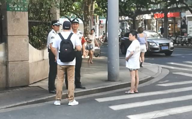 為了測試大家的人性黑暗面，把「一大桶硬幣」放在街上任人取用，經過「路人的行為」讓警察都不得不出現了…