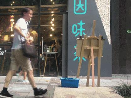 為了測試大家的人性黑暗面，把「一大桶硬幣」放在街上任人取用，經過「路人的行為」讓警察都不得不出現了…