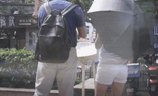 為了測試大家的人性黑暗面，把「一大桶硬幣」放在街上任人取用，經過「路人的行為」讓警察都不得不出現了…