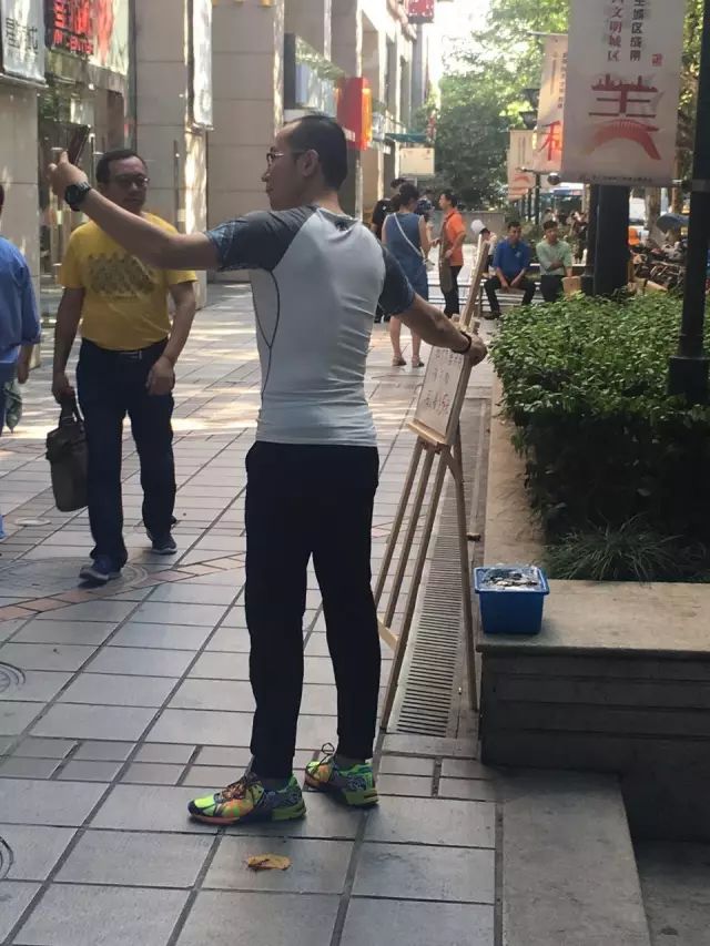 為了測試大家的人性黑暗面，把「一大桶硬幣」放在街上任人取用，經過「路人的行為」讓警察都不得不出現了…