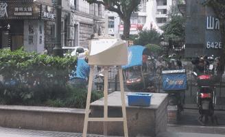 為了測試大家的人性黑暗面，把「一大桶硬幣」放在街上任人取用，經過「路人的行為」讓警察都不得不出現了…