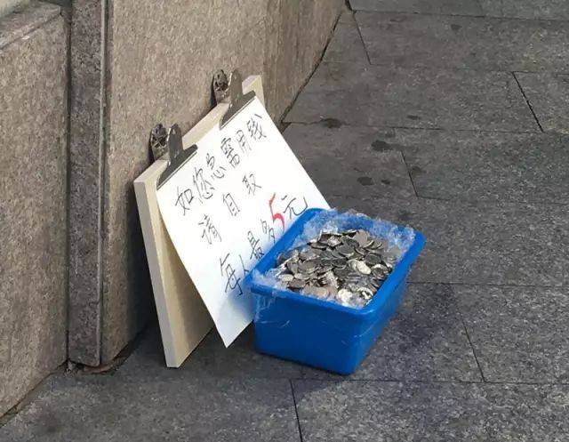 為了測試大家的人性黑暗面，把「一大桶硬幣」放在街上任人取用，經過「路人的行為」讓警察都不得不出現了…