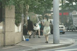 為了測試大家的人性黑暗面，把「一大桶硬幣」放在街上任人取用，經過「路人的行為」讓警察都不得不出現了…