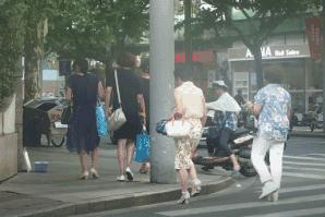 為了測試大家的人性黑暗面，把「一大桶硬幣」放在街上任人取用，經過「路人的行為」讓警察都不得不出現了…