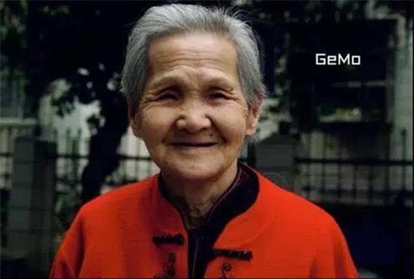這位女孩「幫98歲老人洗澡」後po出一組照片！竟讓所有「當子女的人」淚崩喊：對不起！