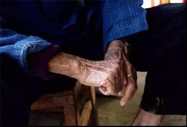 這位女孩「幫98歲老人洗澡」後po出一組照片！竟讓所有「當子女的人」淚崩喊：對不起！