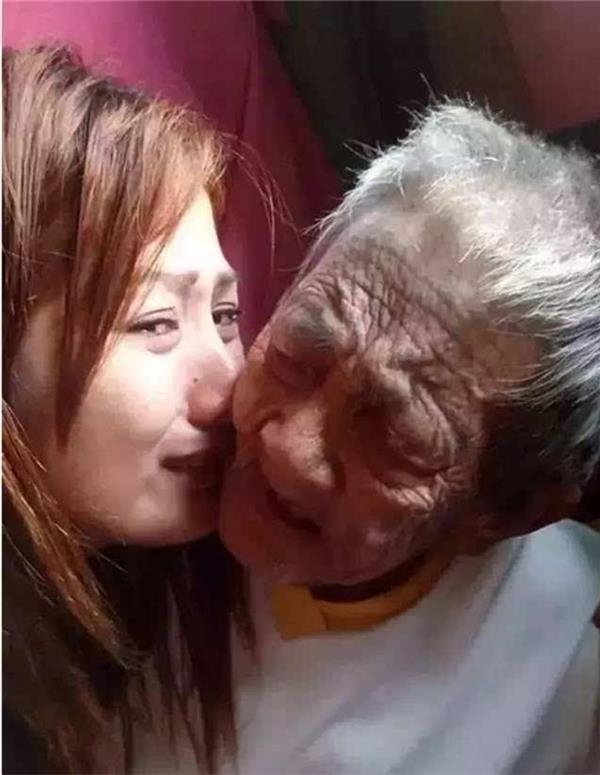 這位女孩「幫98歲老人洗澡」後po出一組照片！竟讓所有「當子女的人」淚崩喊：對不起！