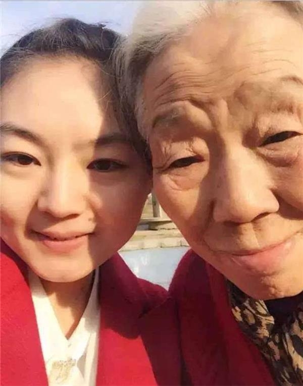 這位女孩「幫98歲老人洗澡」後po出一組照片！竟讓所有「當子女的人」淚崩喊：對不起！
