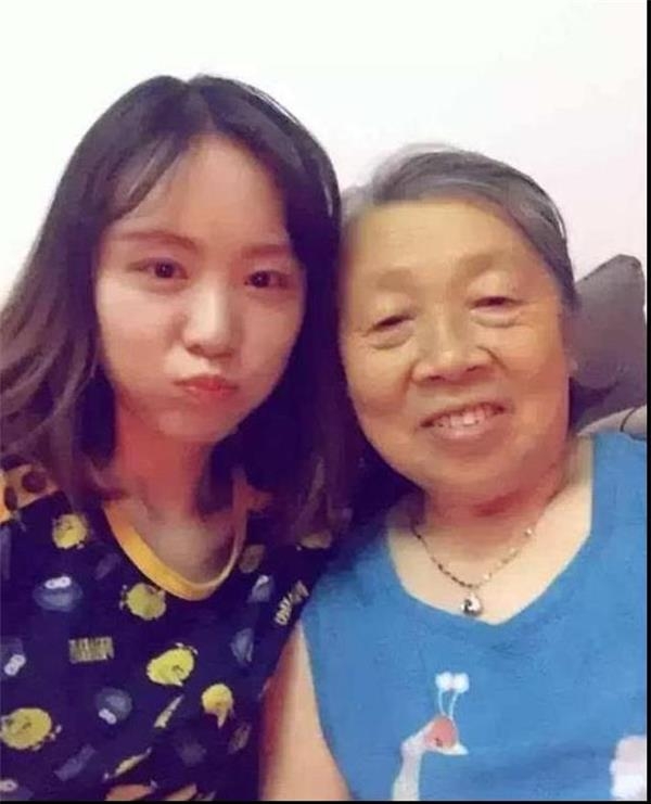 這位女孩「幫98歲老人洗澡」後po出一組照片！竟讓所有「當子女的人」淚崩喊：對不起！