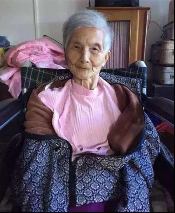 這位女孩「幫98歲老人洗澡」後po出一組照片！竟讓所有「當子女的人」淚崩喊：對不起！