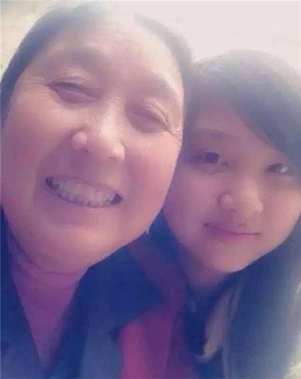 這位女孩「幫98歲老人洗澡」後po出一組照片！竟讓所有「當子女的人」淚崩喊：對不起！