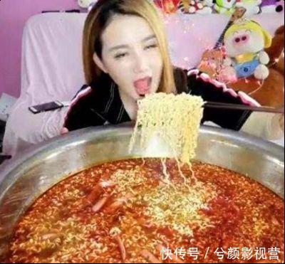 女孩直播大盆吃泡麵，下播卻忘關攝像頭，看到的一幕讓觀眾噁心