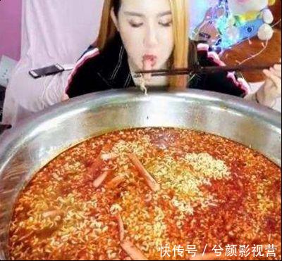 女孩直播大盆吃泡麵，下播卻忘關攝像頭，看到的一幕讓觀眾噁心