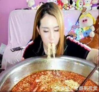 女孩直播大盆吃泡麵，下播卻忘關攝像頭，看到的一幕讓觀眾噁心
