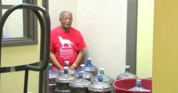 老人40年存了20飲水桶硬幣，拿到銀行兌換，才知道自己發財了