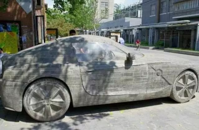 窮光蛋花5年磨出「BMW石頭車」內裝也超逼真，BMW總公司得知後「送一台真的」給他！