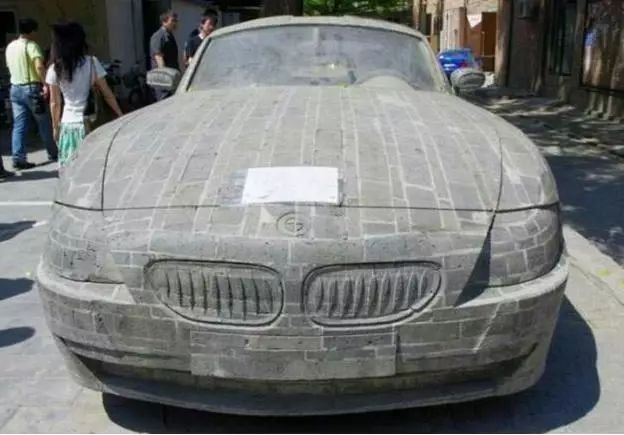 窮光蛋花5年磨出「BMW石頭車」內裝也超逼真，BMW總公司得知後「送一台真的」給他！
