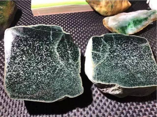 男子6000入手一塊翡翠，切開後全場呆住，看了頭皮發麻，這是什麼情況?