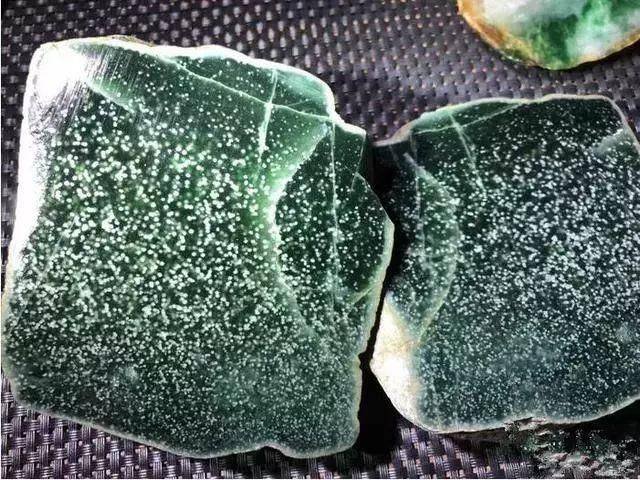 男子6000入手一塊翡翠，切開後全場呆住，看了頭皮發麻，這是什麼情況?