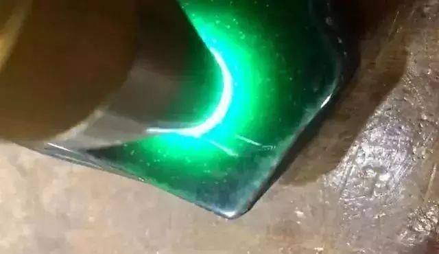 男子6000入手一塊翡翠，切開後全場呆住，看了頭皮發麻，這是什麼情況?