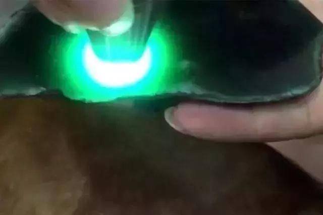 男子6000入手一塊翡翠，切開後全場呆住，看了頭皮發麻，這是什麼情況?