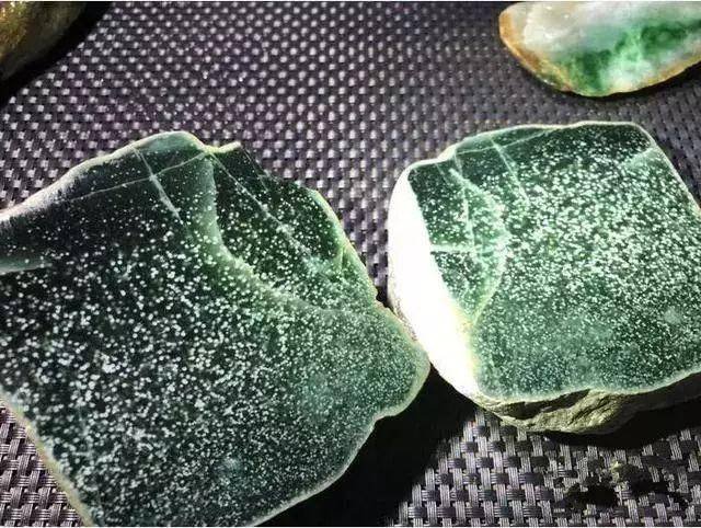 男子6000入手一塊翡翠，切開後全場呆住，看了頭皮發麻，這是什麼情況?