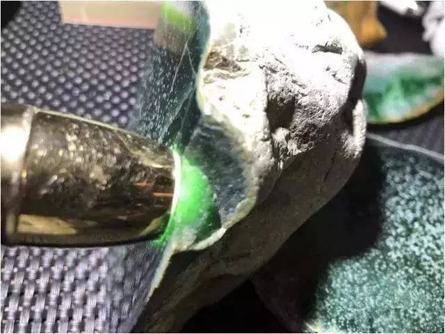 男子6000入手一塊翡翠，切開後全場呆住，看了頭皮發麻，這是什麼情況?