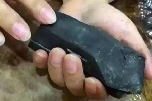 男子6000入手一塊翡翠，切開後全場呆住，看了頭皮發麻，這是什麼情況?