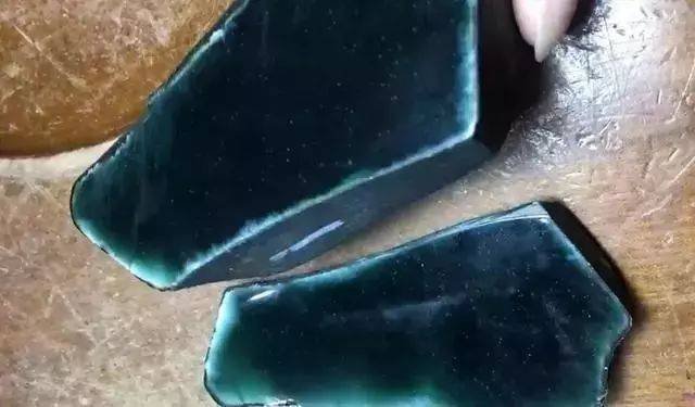 男子6000入手一塊翡翠，切開後全場呆住，看了頭皮發麻，這是什麼情況?